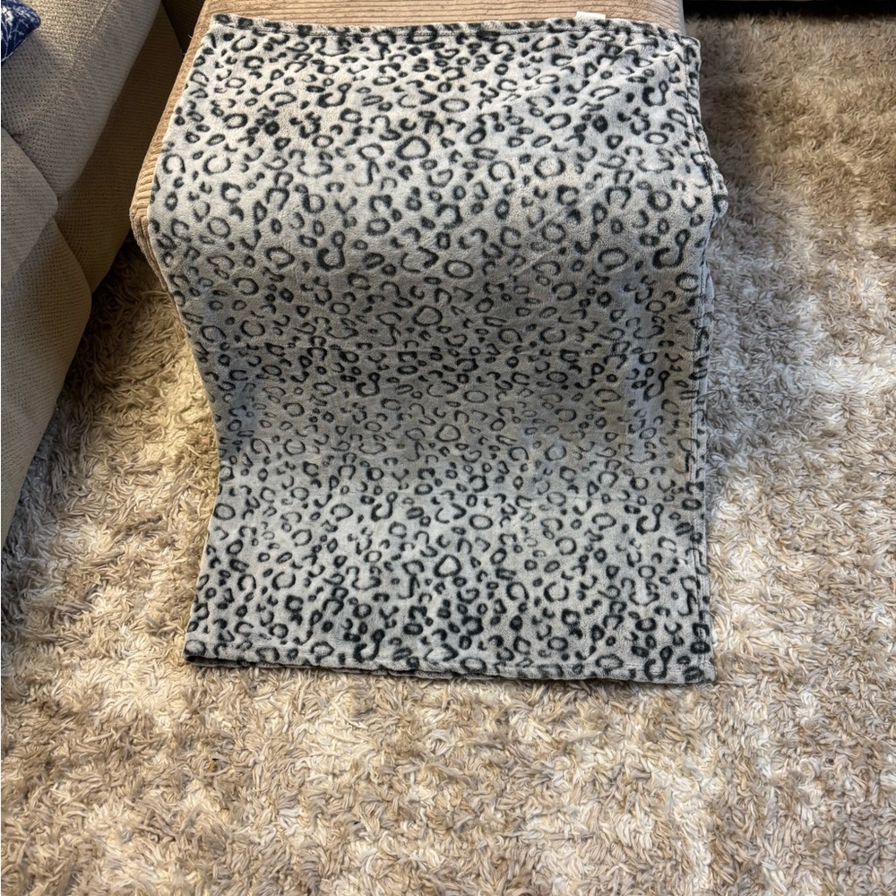 Gray Leopard Print throw Blanket